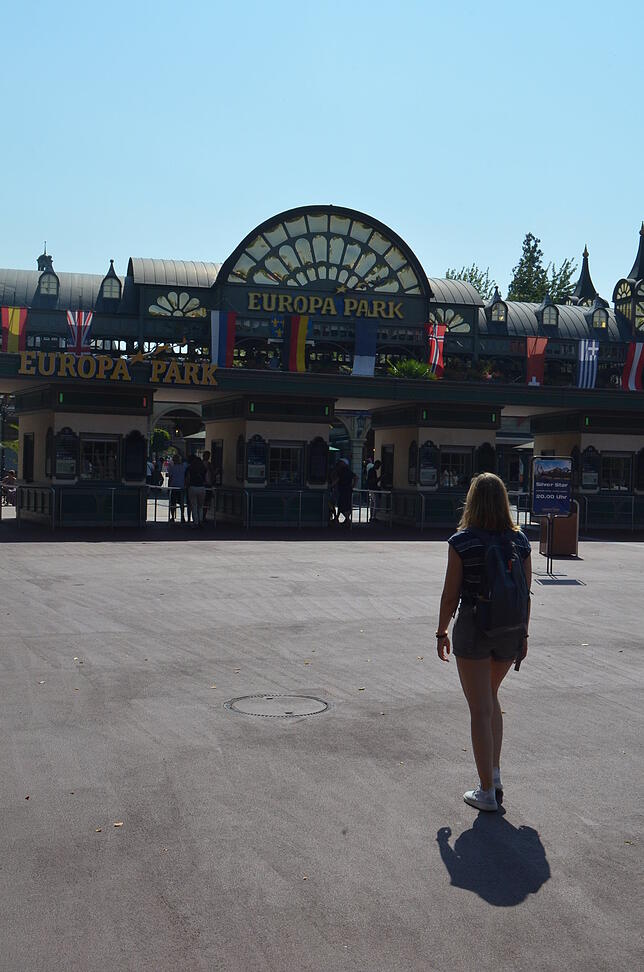 Bild 2: Ich habe panische Angst vor dem Achterbahnfahren. Trotzdem bin ich im Europapark in eine eingestiegen