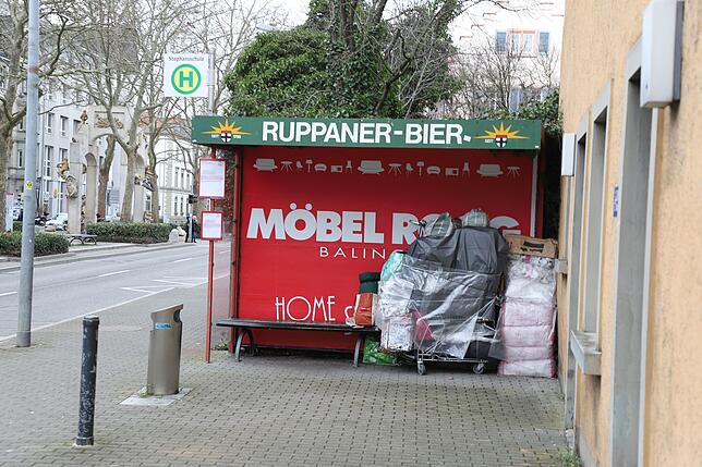 An dieser Bushaltestelle lebt die obdachlose Tanja seit einigen Monaten. Nach eigener Aussage findet sie keine Wohnung.