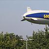 (Archivbild) Landet er auf dem Konstanzer Flugplatz? Das fragte sich mancher Beobachter im Juli 2020, als ein Zeppelin Konstanz ...