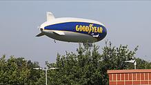(Archivbild) Landet er auf dem Konstanzer Flugplatz? Das fragte sich mancher Beobachter im Juli 2020, als ein Zeppelin Konstanz ...