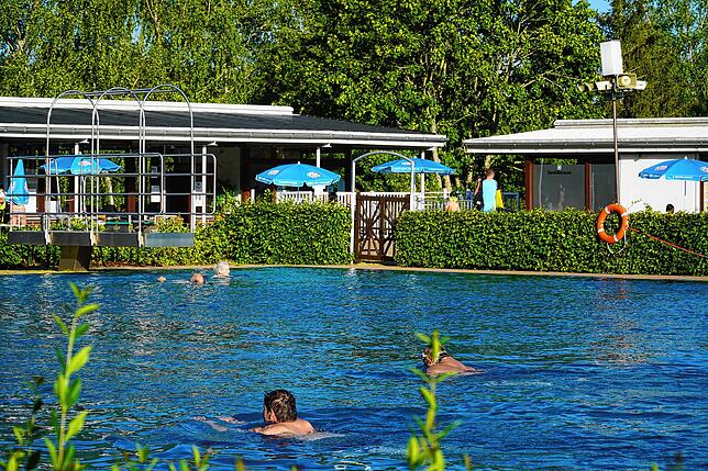 Ohne Corona-Situation wäre es im Waldbad sicher voller. Aber derzeit darf nur eine begrenzte Anzahl von Schwimmern gleichzeitig im ...