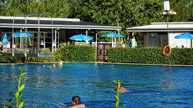Ohne Corona-Situation wäre es im Waldbad sicher voller. Aber derzeit darf nur eine begrenzte Anzahl von Schwimmern gleichzeitig im ...