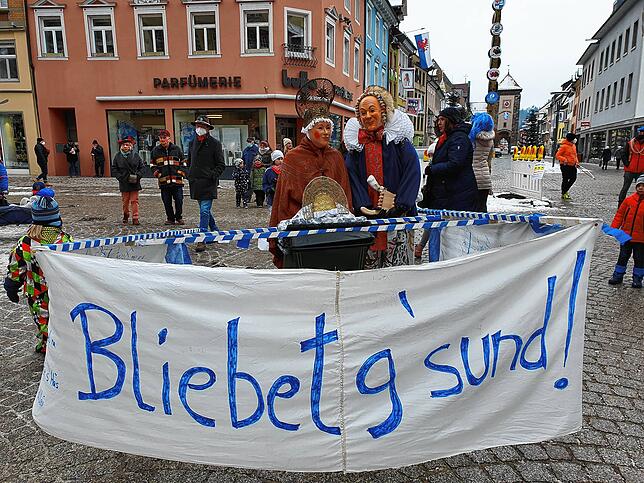 Mentig in Villingen 2021: Der Chaisenwagen mit der Riesen-Botschaft.