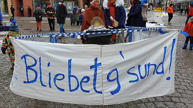 Mentig in Villingen 2021: Der Chaisenwagen mit der Riesen-Botschaft.