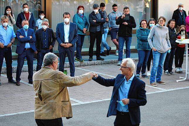 Bürgermeister Michael Scharf gratulierte seinem Nachfolger Marlon Jost.