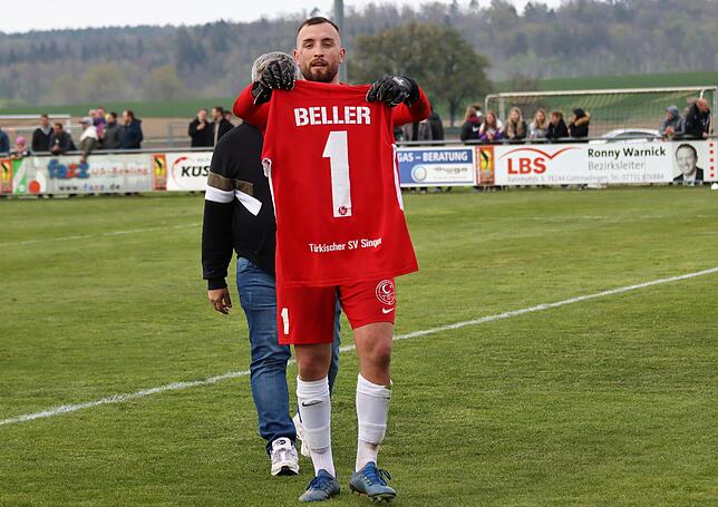 Wer war es? Der Beller! Singens Keeper zeigt nach der Partie sein Trikot!