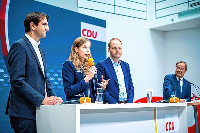 Andreas Jung stellt im August 2021 bei einer Pressekonferenz mit Armin Laschet gemeinsam mit den CDU-Politikern Wiebke Winter und Thomas ...