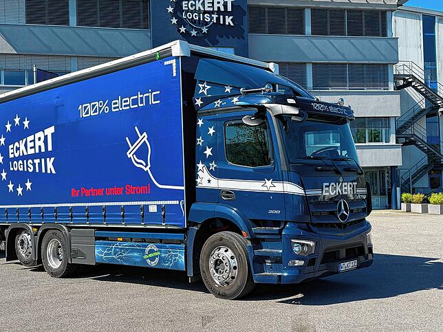 Äußerlich kaum von einem Verbrenner-Lastwagen zu unterscheiden. Die Akkupakete liegen zwischen der ersten und zweiten Achse.