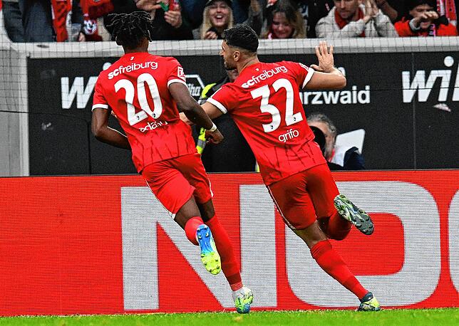 Vincenzo Grifo (rechts) feiert nach dem 1:0 für Freiburg.