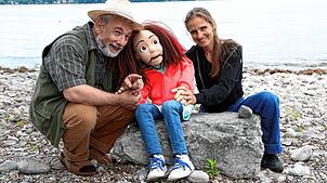 Luigi Prezioso spielt den dementen Opa Amandus. Seine Enkelin Tilda wird von einer Puppe gespielt, die von Rahel Wohlgensinger geleitet ...