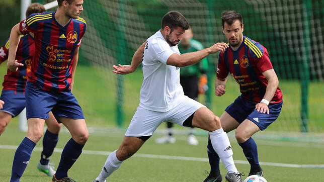 Sein Doppelschlag sorgte für den ersten Sieg des Türkischen SV Konstanz: Mahir Sahin (Mitte, hier im Spiel gegen Allensbach).