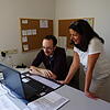 Integrationsmanager Sven Sebening und Integrationsbeauftragte Antonia Musacchio Torzilli arbeiten Seite an Seite in der Wirkstatt. ...