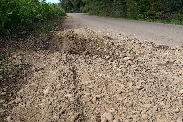 Das Bankett wurde erst vor kurzem ausgebessert. Aber schon sind wieder die Spuren der Autos zu sehen, die auf den schmalen ...