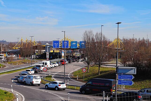Die Autos stauten sich im Laufe des Vormittags bis in den Kreisel.