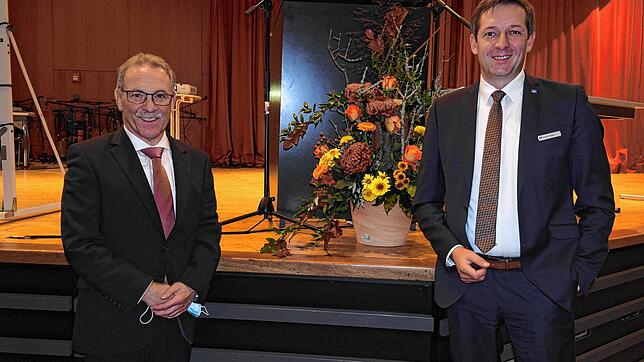 Stabwechsel bei der Raiffeisenbank Oberteuringen-Meckenbeuren: Gerhard Janke (links) gibt nach 28 Jahren den Vorstandsvorsitz an ...