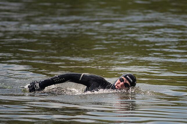 Zwei Neoprenanzüge, übereinander gezogen, benötigt er. Am Kältesten ist die Donau an der Bregquelle.