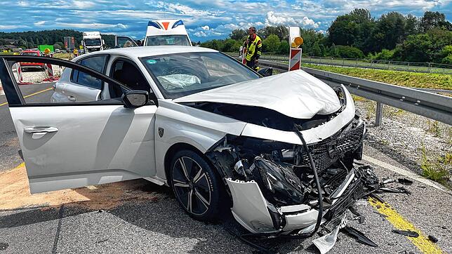 (Archivbild) Östlich von Allensbach kommt es Ende Juli 2023 auf der B33 in dem kurvigen Baustellenbereich zu einem schweren Unfall. Die ...