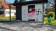 Ein Hakenkreuz und andere Schmierereien haben die Täter an der Bushaltstelle in der Zimmerer Ortsmitte aufgebracht. Die Gemeinde ...
