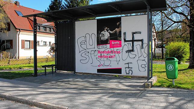Ein Hakenkreuz und andere Schmierereien haben die Täter an der Bushaltstelle in der Zimmerer Ortsmitte aufgebracht. Die Gemeinde ...
