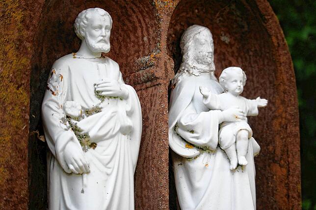 Maria und Josef mit dem Jesuskind, das die Passanten mit offenen Armen begrüßt. Dieser Ort lädt zum Verweilen und zur Erinnerung ein.