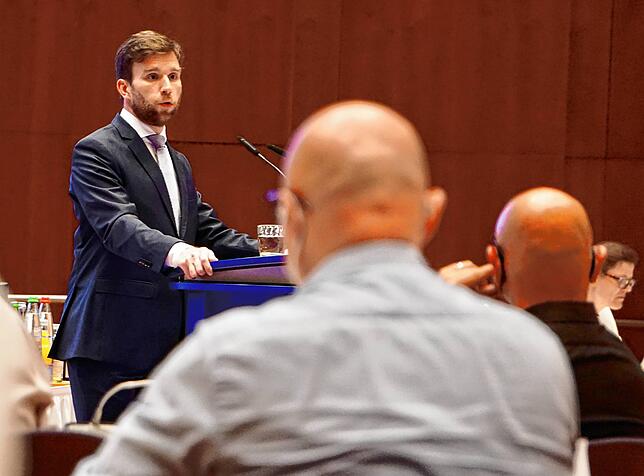 Fabian Müller bei seiner Bewerbungsrede um das Amt des Ersten Bürgermeisters in Friedrichshafen