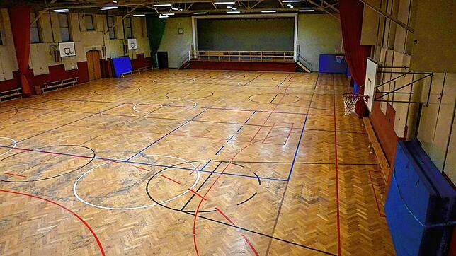 Die alte Turn- und Festhalle in der Scheffelstraße ist mit Baujahr 1951 die zweitälteste in der Stadt. Sie sollte schon vor 20 Jahren ...