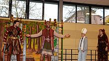 Sie ziehen die Schüler in Bann: Der Sheriff von Nottingham (Kye Samuel), Robin Hood (Defender Nyanhete), ein Schüler der Realschule und ...