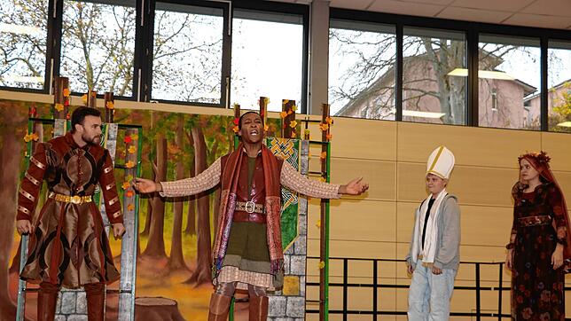 Sie ziehen die Schüler in Bann: Der Sheriff von Nottingham (Kye Samuel), Robin Hood (Defender Nyanhete), ein Schüler der Realschule und ...