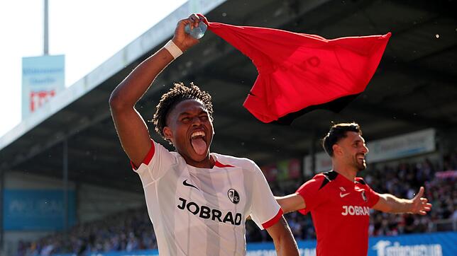 Junior Adamu (l.) und der SC Freiburg wollen sich einen der vier Champions-League-Startplätze schnappen.