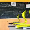 Stühle stehen auf Tischen in einer Realschule in Heitersheim. Wegen der Personalnot bleiben die Klassenzimmer des Landes auch außerhalb ...