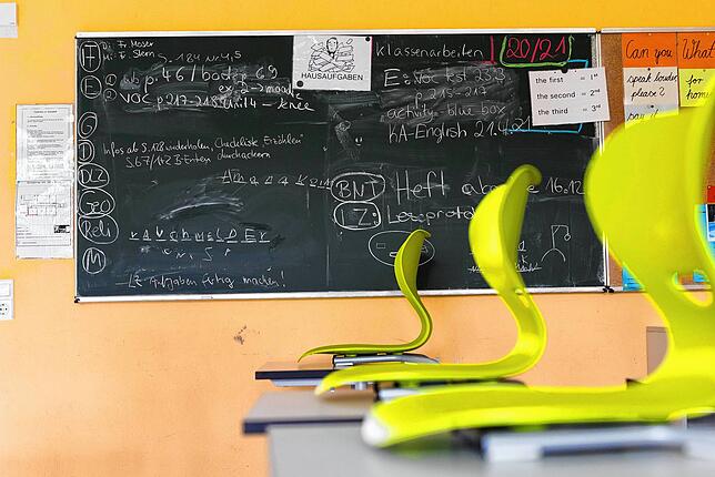 Stühle stehen auf Tischen in einer Realschule in Heitersheim. Wegen der Personalnot bleiben die Klassenzimmer des Landes auch außerhalb ...