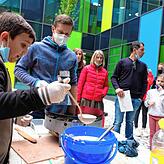 Schüler verkauften Waffeln und Kuchen und nutzten die Gelegenheit, ihre Klassenkasse aufzubessern.