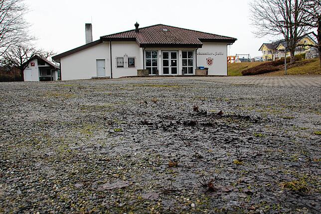 Der Parkplatz der Johanniterhalle in Hoppetenzell ist in schlechtem Zustand und soll eine Frischzellenkur erhalten.