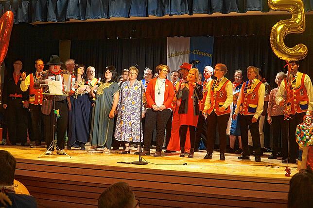 Stolz und zufrieden über den schönen Verlauf der Geburtstagsfeier der präsentieren sich die Südstadt-Clowns und die Protagoristen des ...