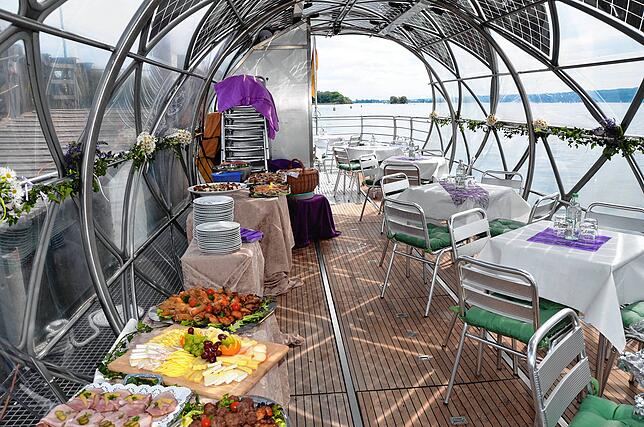 So sieht es aus, wenn auf der Helio Solarfähre Hochzeit gefeiert wird.