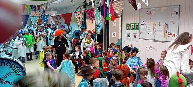 Stimmung im Kindergarten: Die Kids im Blickpunkt des närrischen Geschehens. Die Gülläschöpfer verzaubern die jungen Narrensamen mit ...
