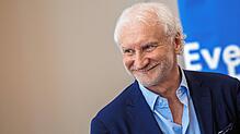 DFB-Delegation trägt sich ins Goldene Buch der Stadt ein. Sportdirektor Rudi Völler lächelt. Der Deutsche Fußball-Bund hat den Vertrag ...