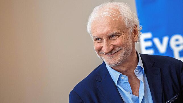DFB-Delegation trägt sich ins Goldene Buch der Stadt ein. Sportdirektor Rudi Völler lächelt. Der Deutsche Fußball-Bund hat den Vertrag ...