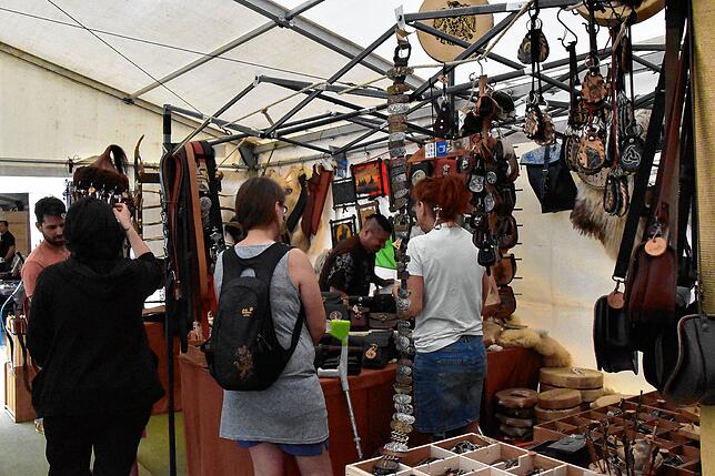 Bild 18: Ausgelassene Stimmung in Eigeltingen: Die 25. Internationale Bogen- und Messermachermesse in der Lochmühle