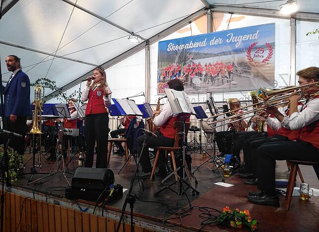 Die Jugendkapelle Lippertsreute trägt zum musikalischen Programm bei.