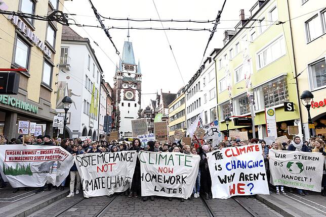 Eine Woche zuvor: 3500 Schüler ziehen durch die Freiburger Innenstadt, die Organisatoren sprechen sogar von 5000. So oder so die bis ...