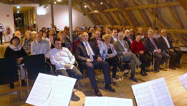 Zu Ausstellungseröffnung „30 Jahre friedliche Revolution“ lauschen die Besucher der Vernissge den Melodien eines ...