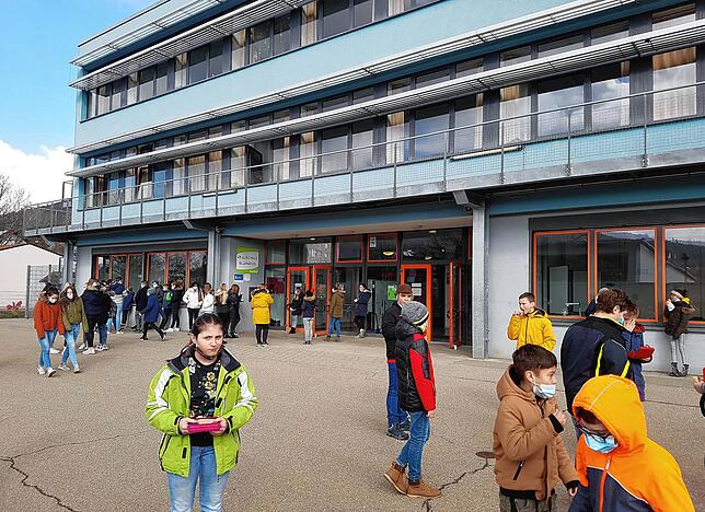 Auf dem Schulhof der Realschule herrscht Maskenpflicht. Nur zum Essen darf die Maske kurz abgenommen werden.