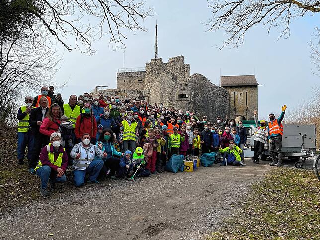 Über 130 Menschen, einige Kinder darunter, folgten dem Aufruf zur ersten Müllsammel-Sternenwanderung.