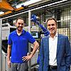 Ausbildungsmeister Daniel Reichle (links) und der geschäftsführende Gesellschafter Joachim Maier von Wefa. Im Hintergrund eine ...