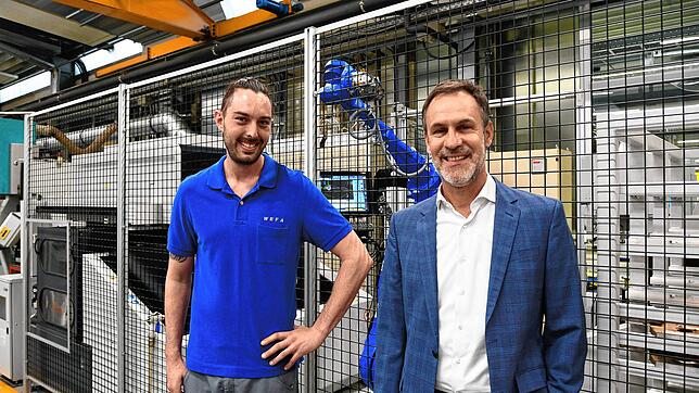 Ausbildungsmeister Daniel Reichle (links) und der geschäftsführende Gesellschafter Joachim Maier von Wefa. Im Hintergrund eine ...