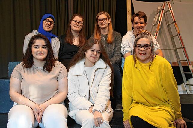 Ein Teil der Jugendlichen, die am Theaterstück mitwirken: Besjanda Berisha, Alina Korhummel, Varinia de Silva, Kai Eberhard (hinten von ...