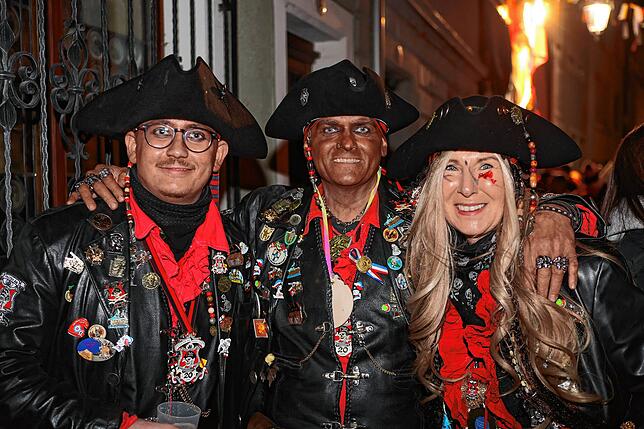 Bild 20: Konstanzer Straßenfasnacht 2025: Am Fasnachtssamstag werden Besenwirtschaften gestürmt