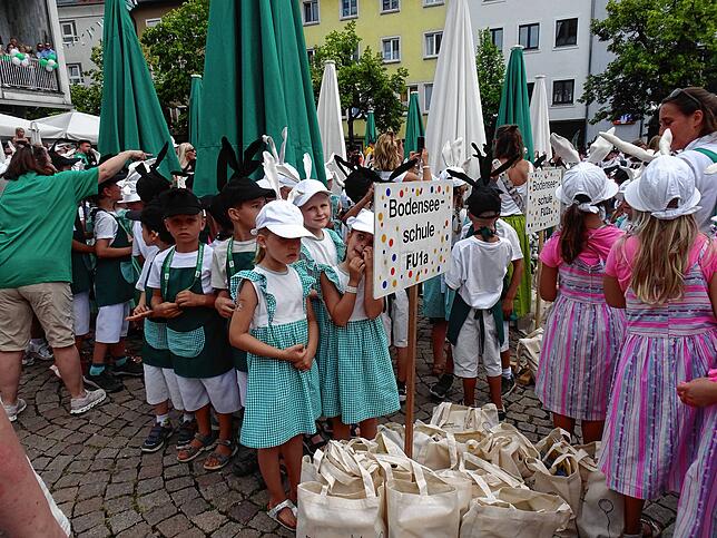 Bild 24: Auf dem Adenauerplatz in Friedrichshafen verteilt der Seehas seinen Hasenklee