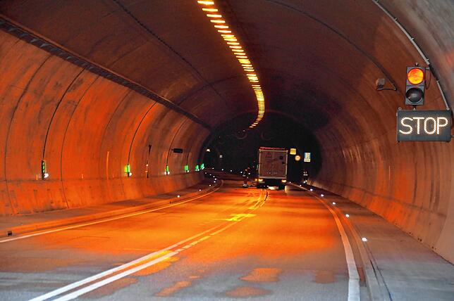 Blick in den Bürgerwaldtunnel. Wegen des Brandes an einem Fahrzeug ist das Teilstück der Autobahn 98 bis zum Mittwochmorgen gesperrt.